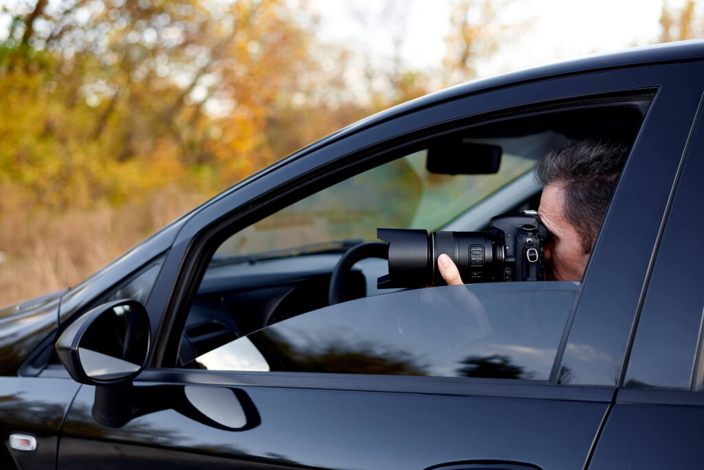 ContacT Sicherheitsdienst Detektei Observieren und Beobachten mit Kamera aus dem Auto