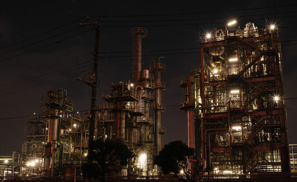 Industrischutz Industriewerk bei Nacht mit Beleuchtung