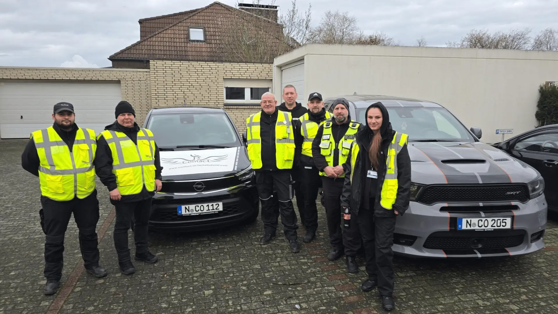 ContacT Team vollständig vor zwei Einsatzfahrzeugen