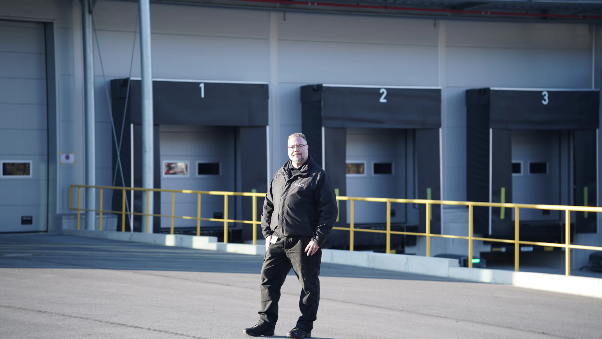 ContacT Sicherheitsmitarbeiter vor den Zufahrten eines Logistikstandorts