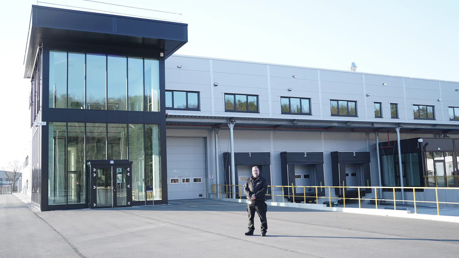 ContacT Sicherheitsmitarbeiter vor einem Logistikzentrum