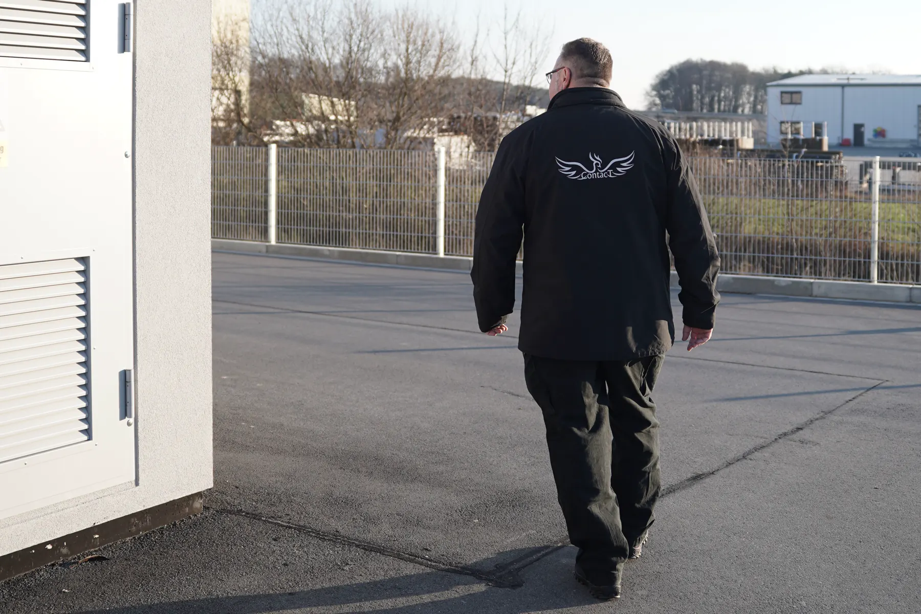 ContacT Mitarbeiter beim Kontrollgang auf einem Außengelände