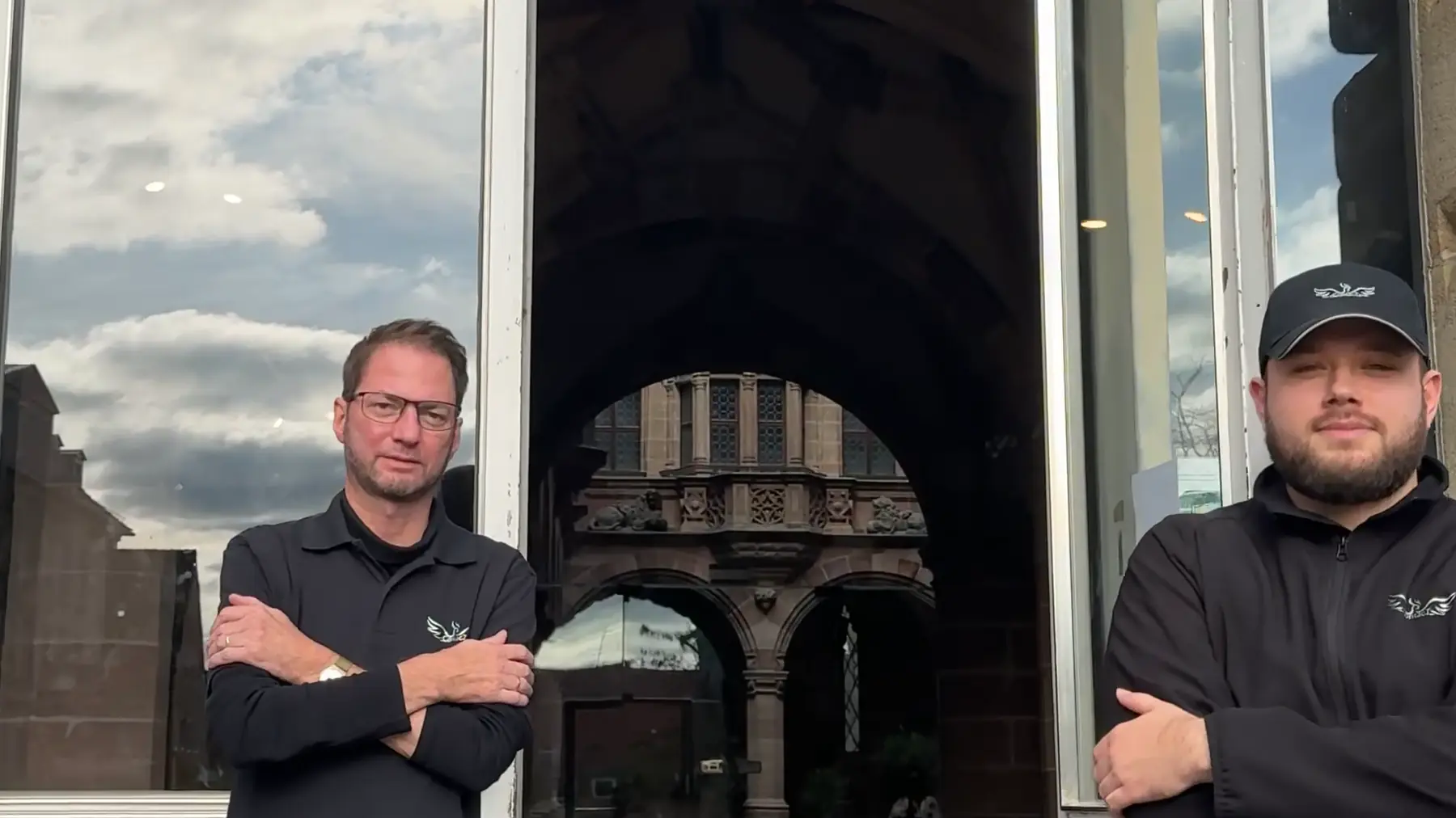Zwei ContacT Mitarbeiter am Eingang eines historischen öffentlichen Gebäudes