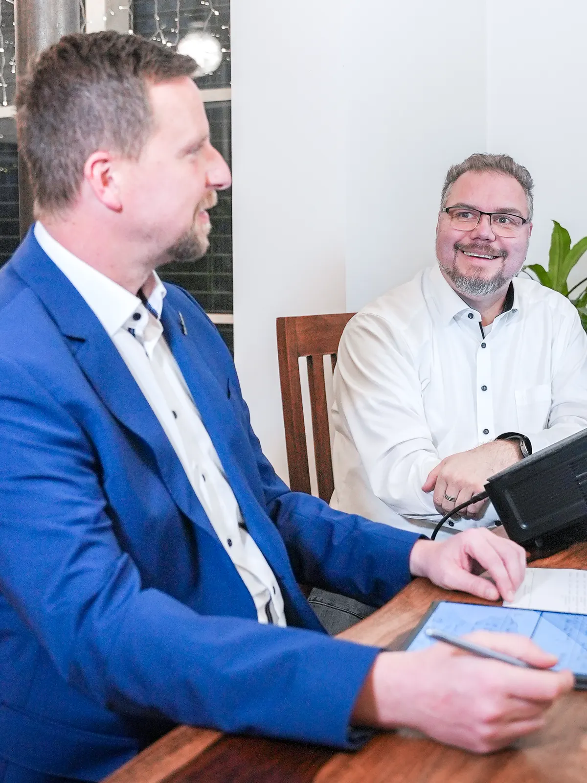 Marcus Czerwonates und Stefan Laib im Beratungsgespräch