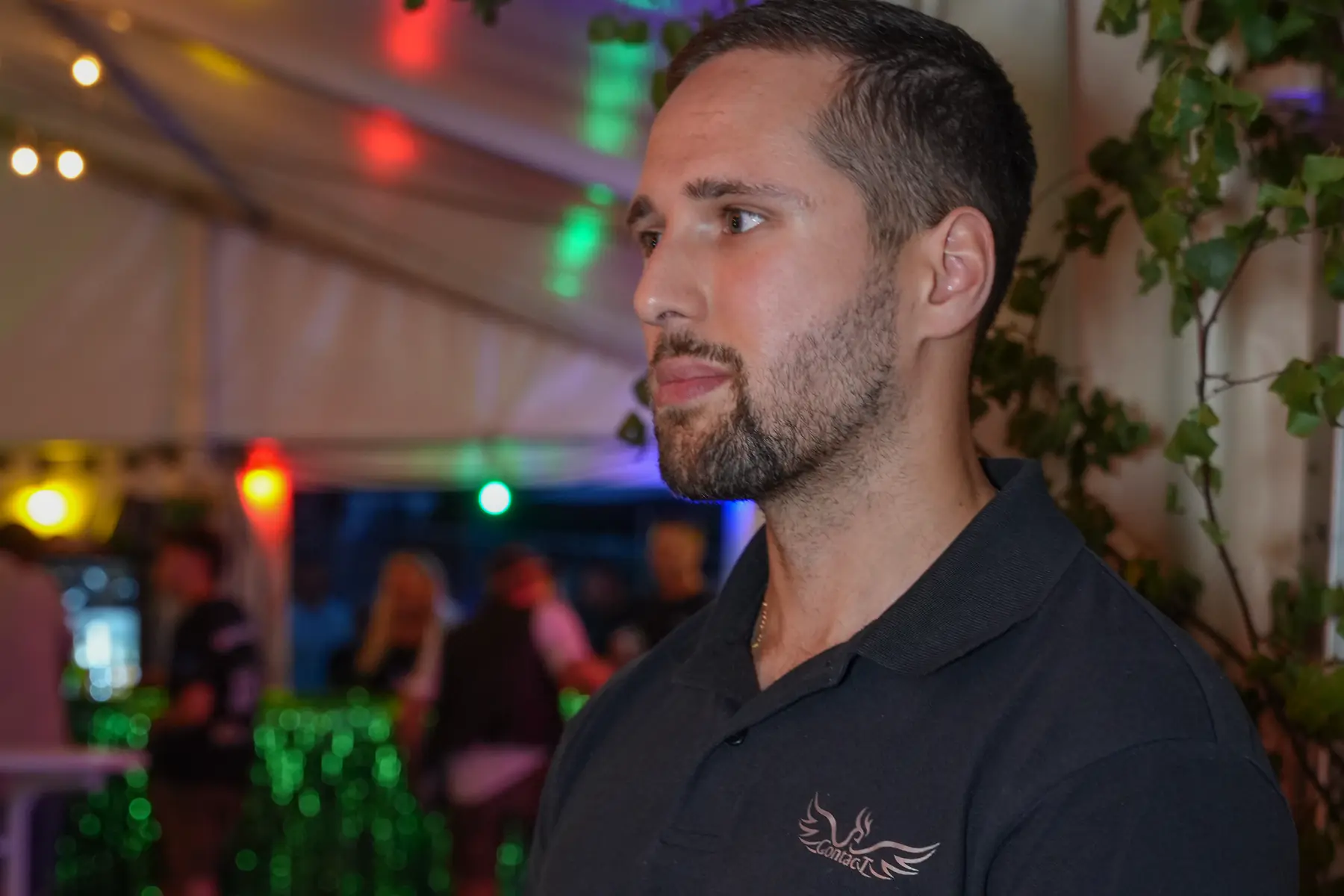 ContacT Sicherheitsmitarbeiter bei einer Veranstaltung im Festzelt