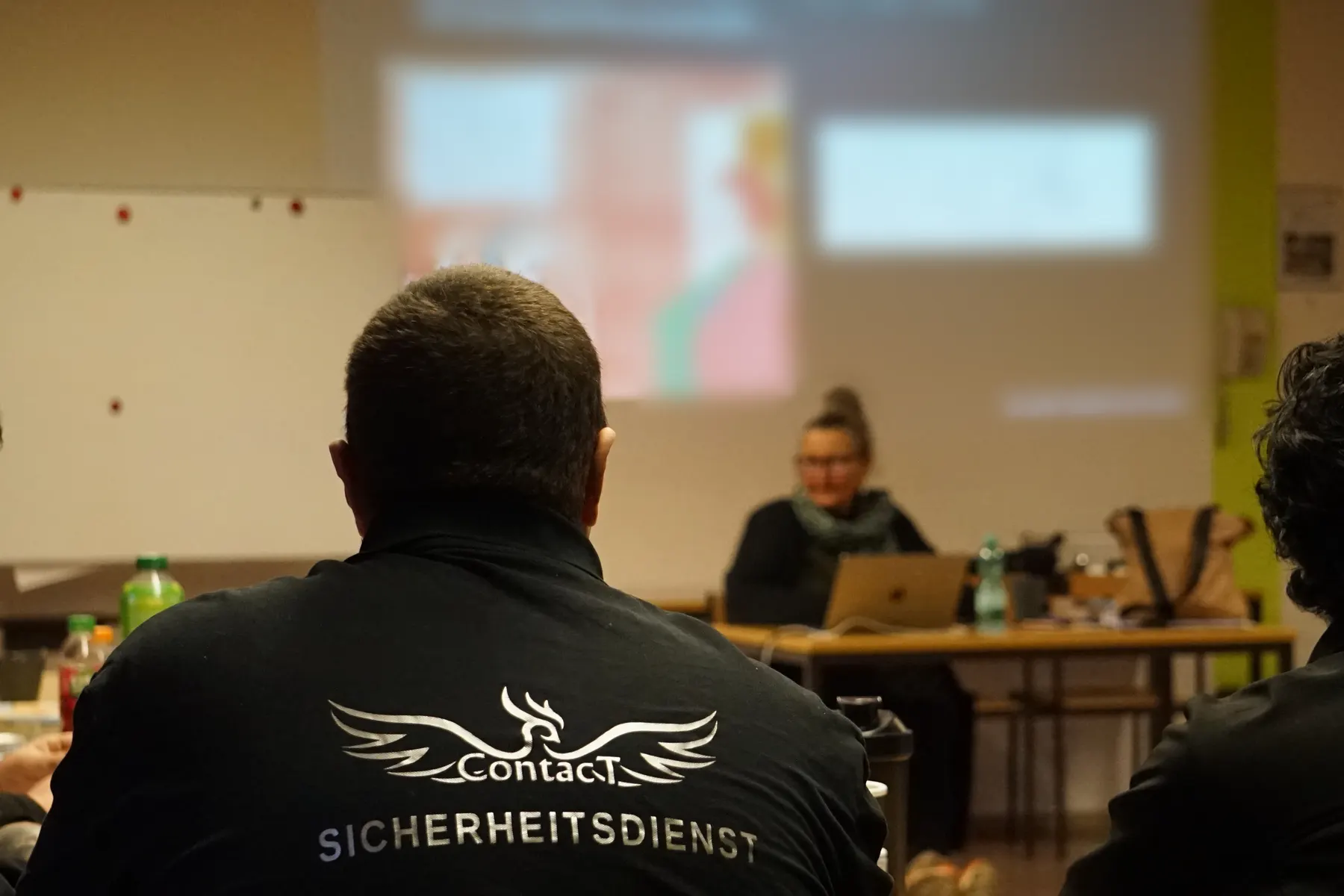 ContacT Mitarbeitende bei einer Fortbildung zur Sicherheit in der Jugendhilfe