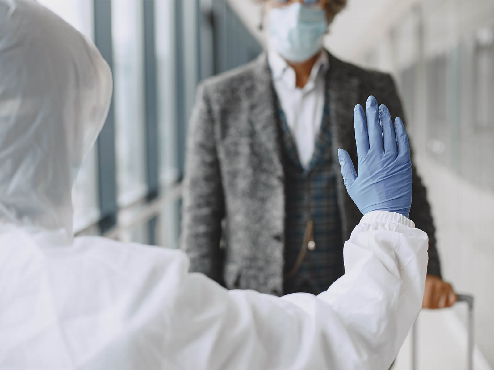 Schutzhandschuh und Ausrüstung in einer Klinik- und Pflegeumgebung